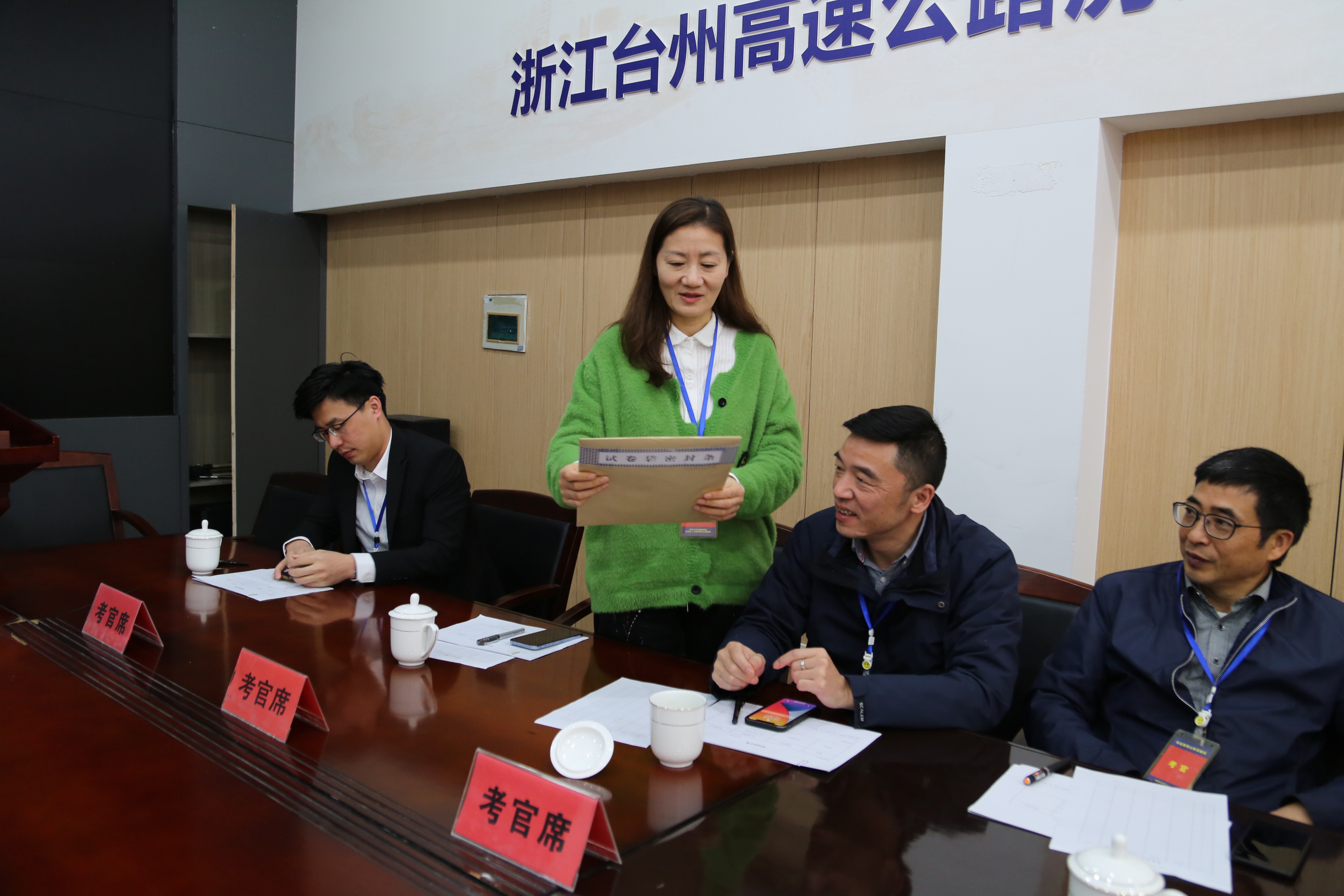 1647245619235228.jpg 圖為監察室檢查密封試卷袋.JPG